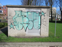 848301 Afbeelding van onlangs aangebrachte graffiti op het elektriciteitshuisje bij de toegang naar de expeditie van ...